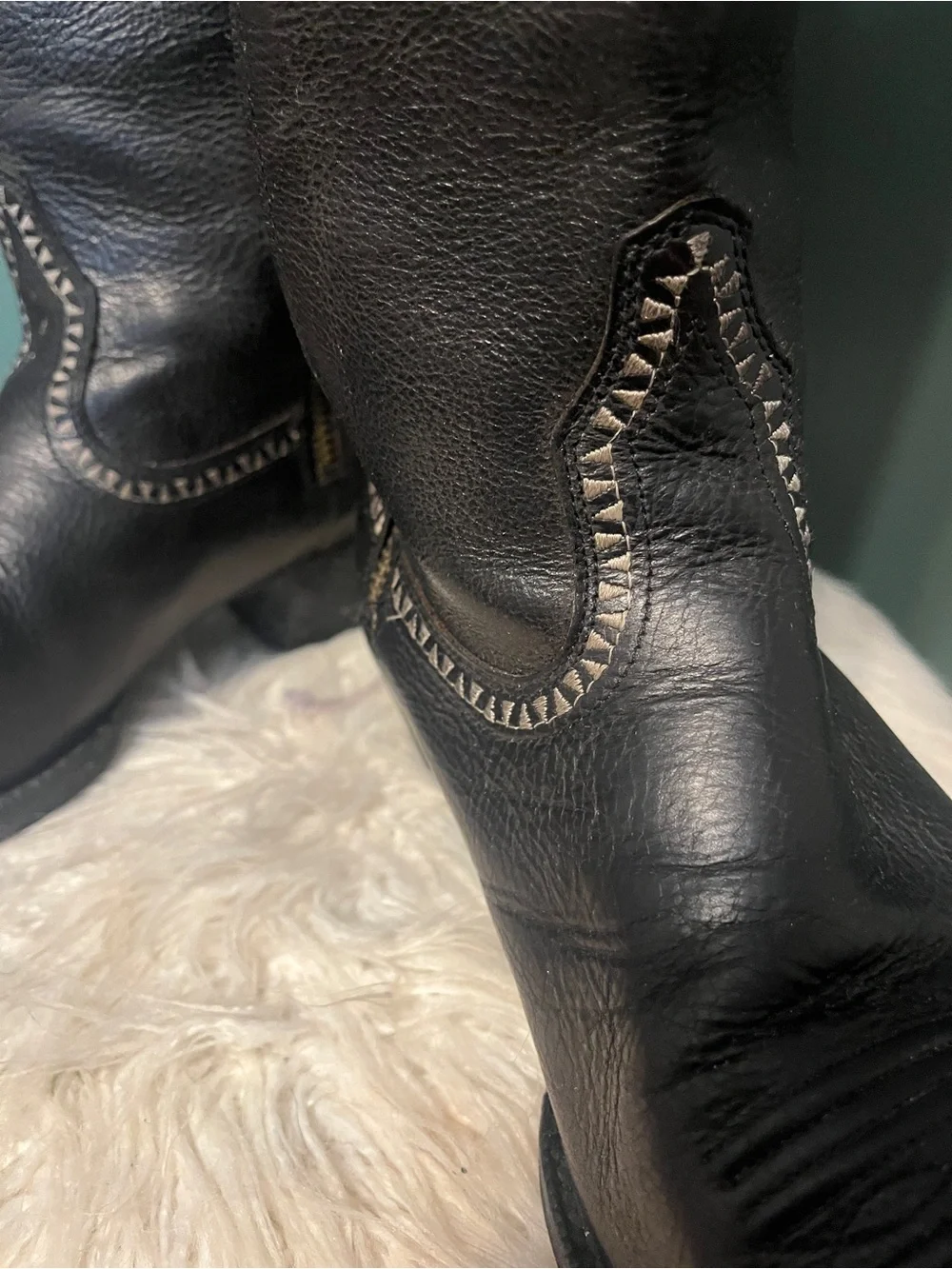 ARIATS !!! Black Leather Cowboy Boots with Decorative Stitching